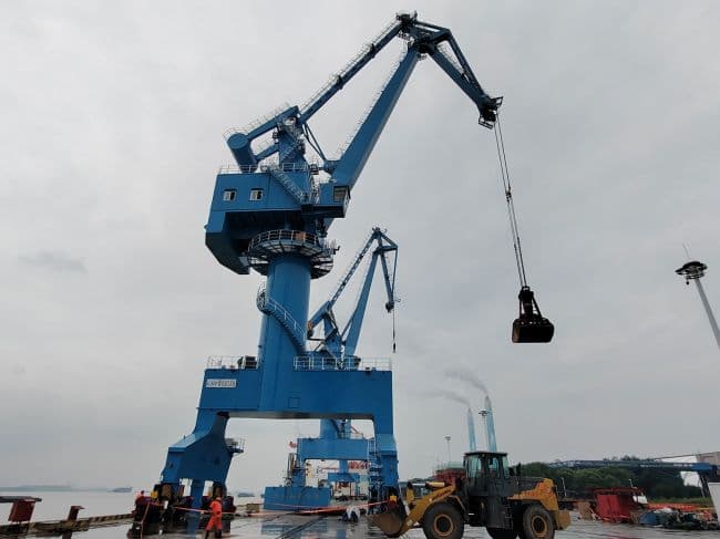 Cẩu chân đế 40T40M tại Cảng Dương Châu, Giang Tô