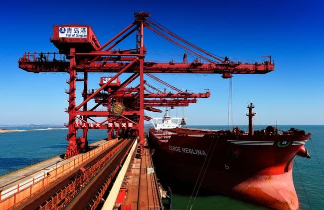 Máy dỡ tàu gầu ngoạm kiểu cầu tại bến 400.000 tấn Dong Mine, Cảng Thanh Đảo
