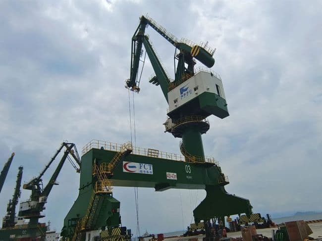 Cẩu chân đế 40T43M tại Cảng Giang Âm, Phúc Kiến