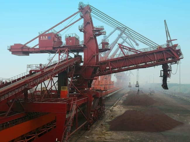 Máy xếp hàng lên tàu tại bến 200.000 tấn Dong Mine, Cảng Thanh Đảo