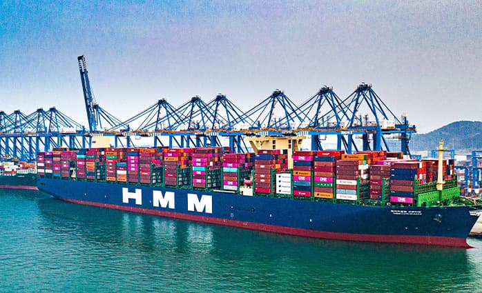 Tàu container tại cảng với hệ thống cẩu bờ