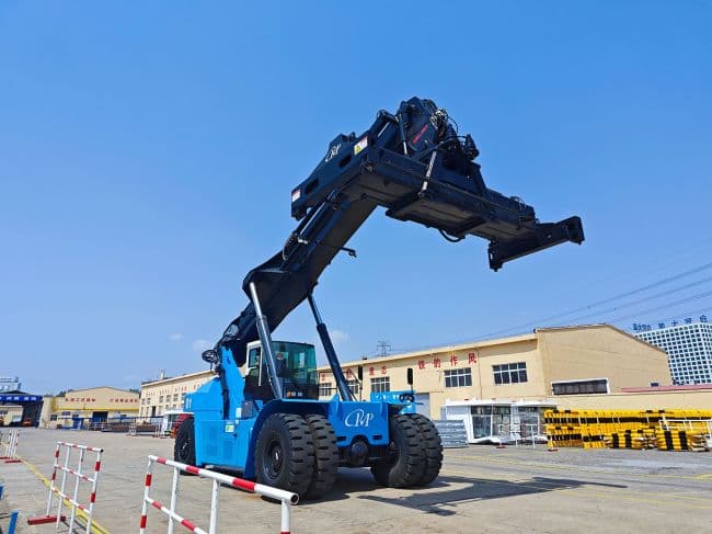 Xe nâng container điện của Tập đoàn Logistics Cảng Sơn Đông