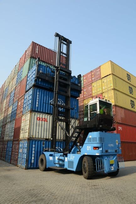Xe nâng xếp điện QQCT tại Cảng Thanh Đảo