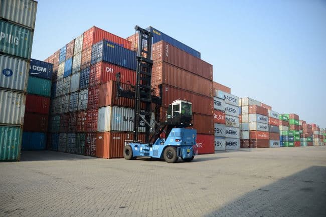 Xe nâng xếp điện QQCT tại Cảng Thanh Đảo