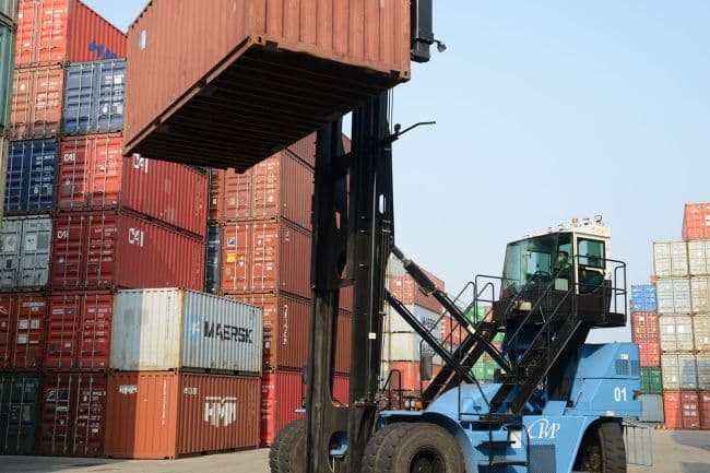 Xe nâng xếp điện QQCT tại Cảng Thanh Đảo