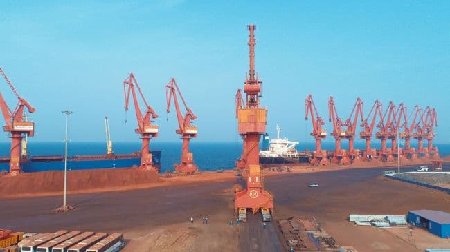 Di dời nguyên bộ cẩu chân đế bằng xe mô-đun