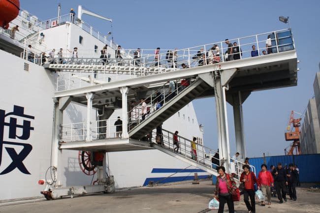 Cầu thang lên tàu chạy ray