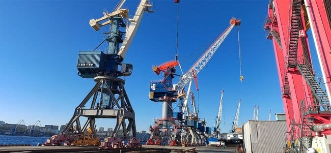 Cẩu chân đế 60T45M tại Vladivostok, Nga
