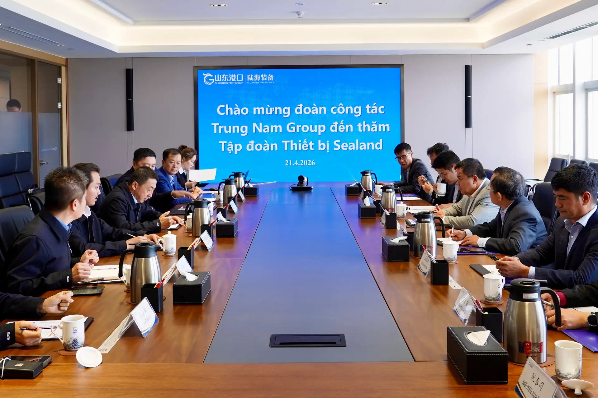 Đoàn Trungnam Group cùng đại diện Tập đoàn Cảng Sơn Đông và Sealand tại khu vực cảng ngày 21-04-2026