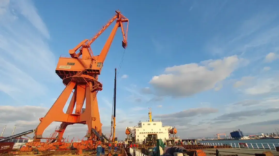 Gã khổng lồ thép" của cảng "chuyển đến bến đỗ mới