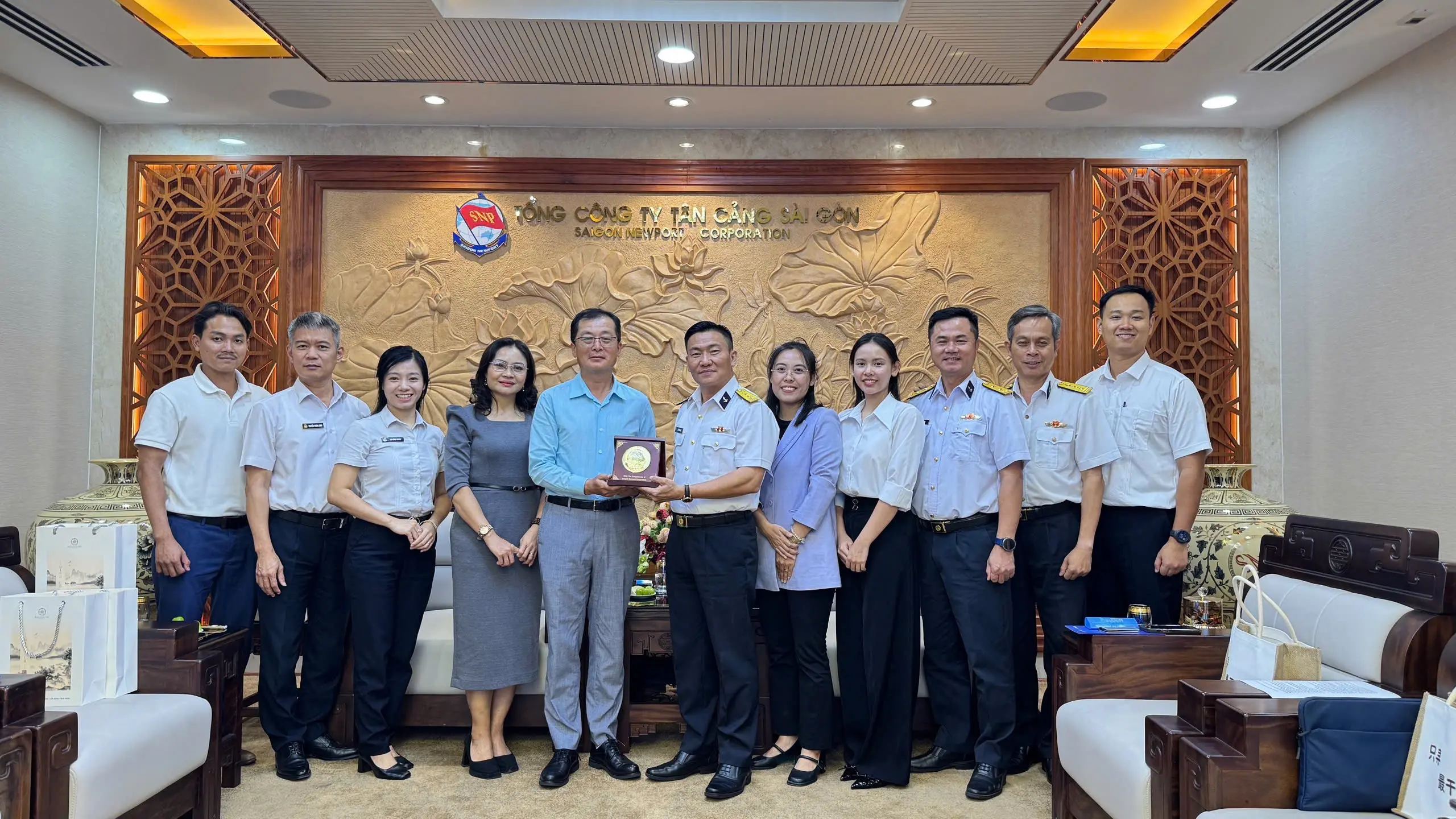 西贡新港总公司与山东港口集团代表在工作会议上
