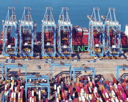 Một góc nhìn về cảng container tự động tại Cảng Thanh Đảo, tỉnh Sơn Đông. ZHANG JINGANG/FOR CHINA DAILY