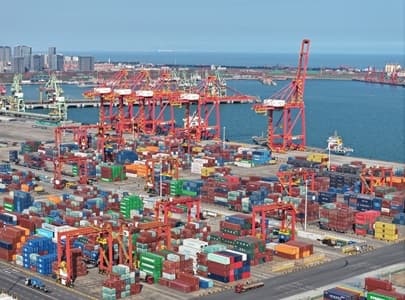 International visitors observe an AI-powered smart robot operating at Rizhao Port.