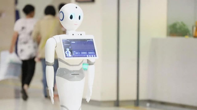 Robot y tế hỗ trợ các bác sỹ trong điều trị cho bệnh nhân nhiễm covid