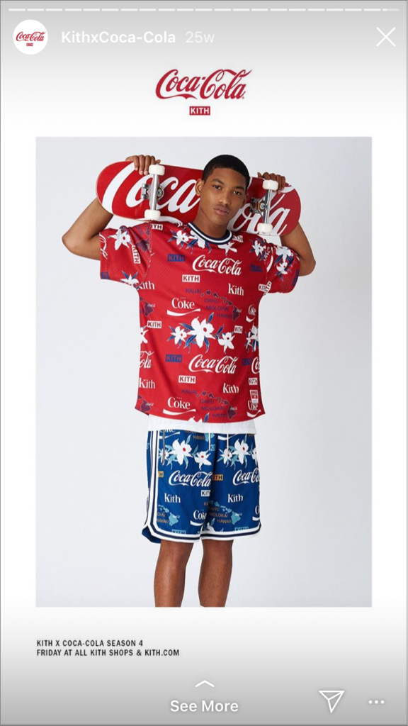 Người đàn ông trẻ mặc sản phẩm Coca Cola
