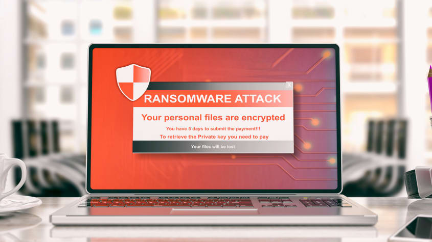 Màn hình bị tấn công bởi ransomware hiển thị trên máy tính xách tay trong văn phòng
